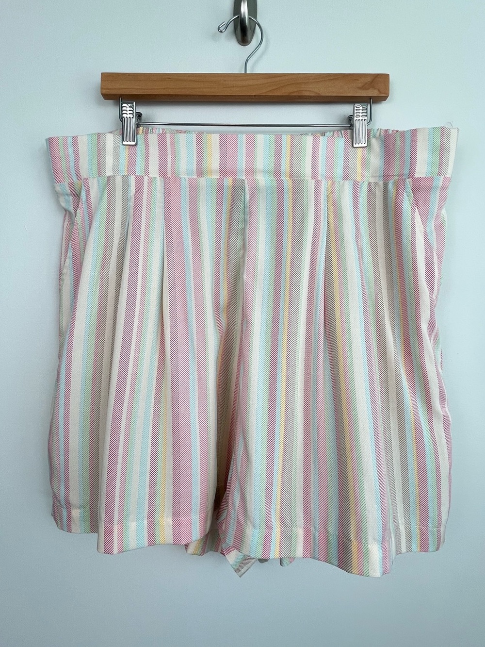 Torrid viscose Lyocell pastel striped pull on elastic waist shorts, size 2X.